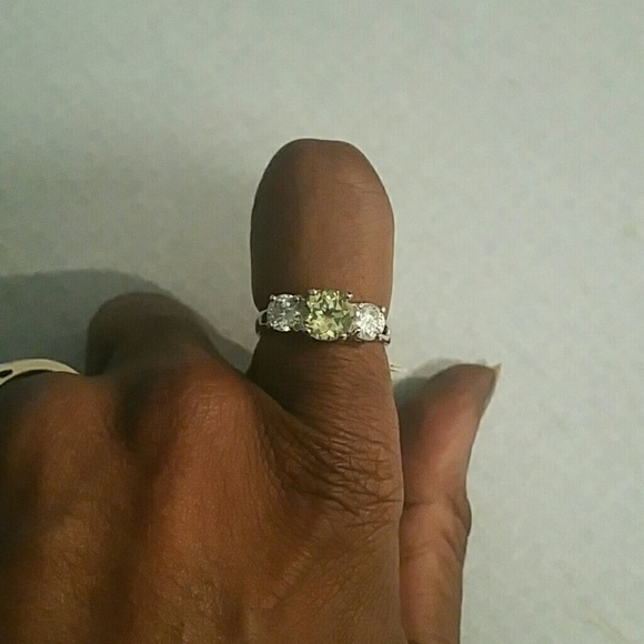 .925 ring Sterling silver  w/peridot stone sz. 7 - Picture 4 of 6